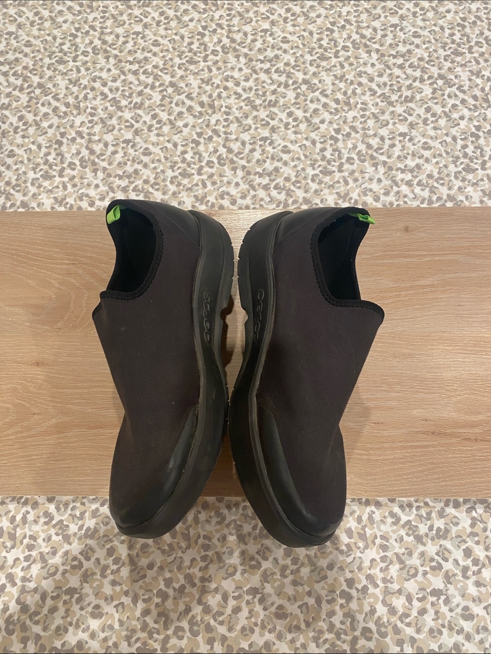 OOFOS Men’s Size 10.5 Black Slip-On Comfort Loafers with Green Accents - Picture 5 of 8